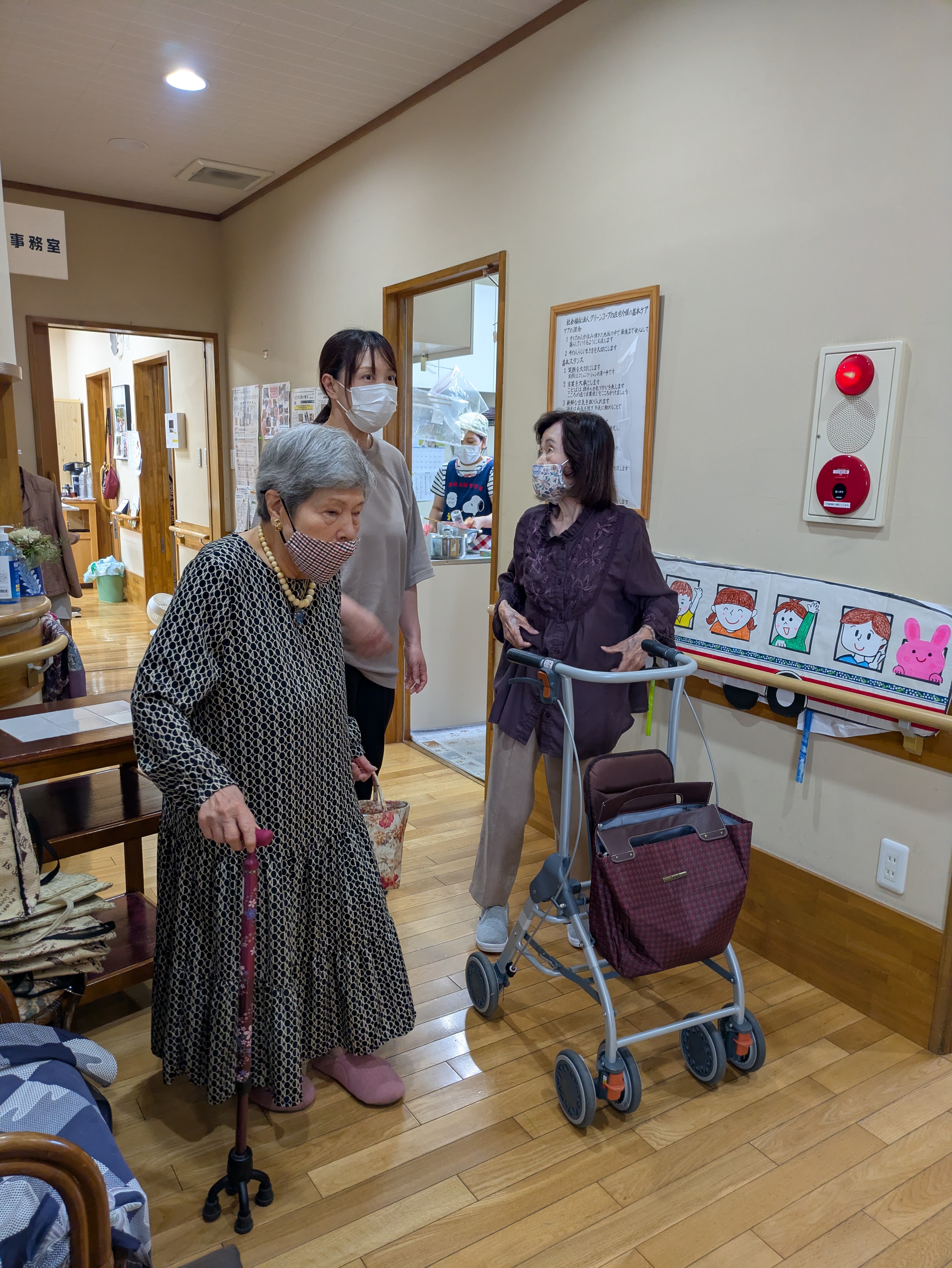 公民館へ向かう利用者さんたち