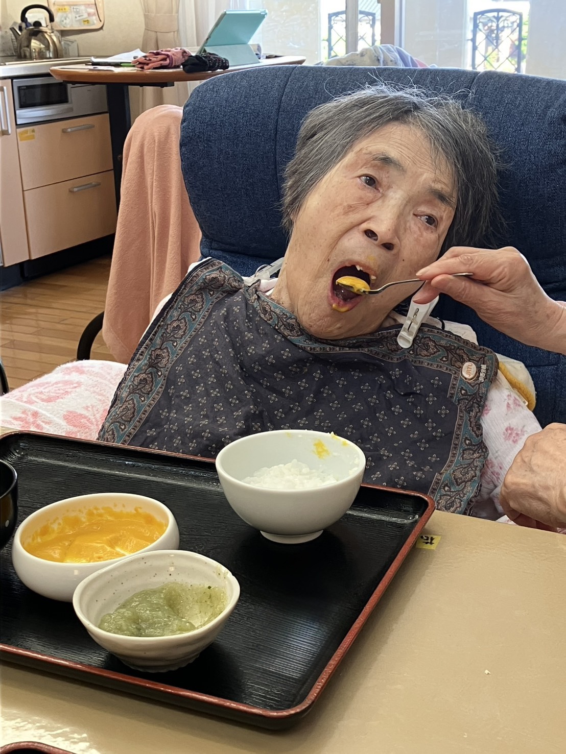 冷製かぼちゃスープを召し上がる利用者さん
