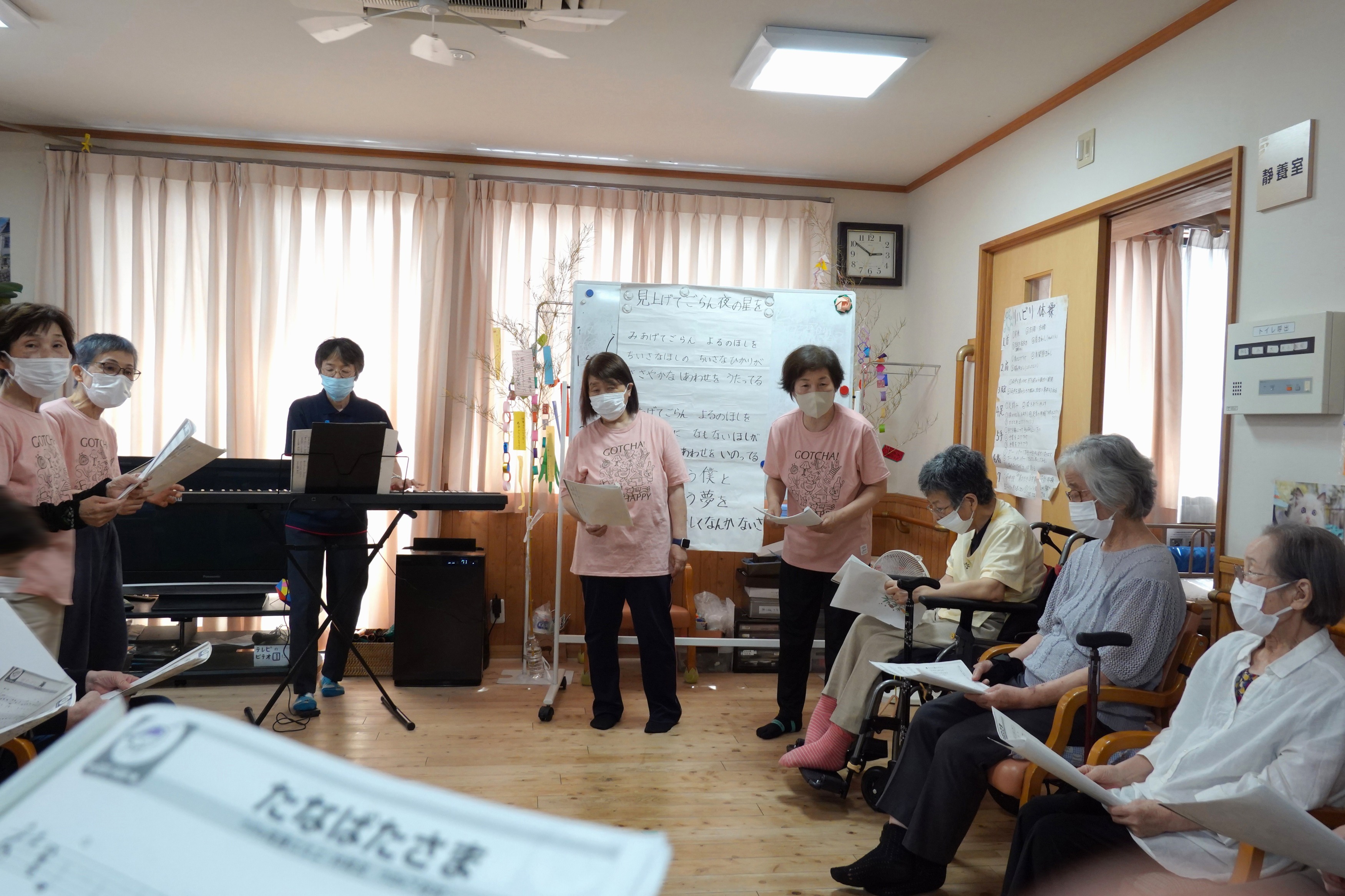 「たなばたさま」を歌う様子