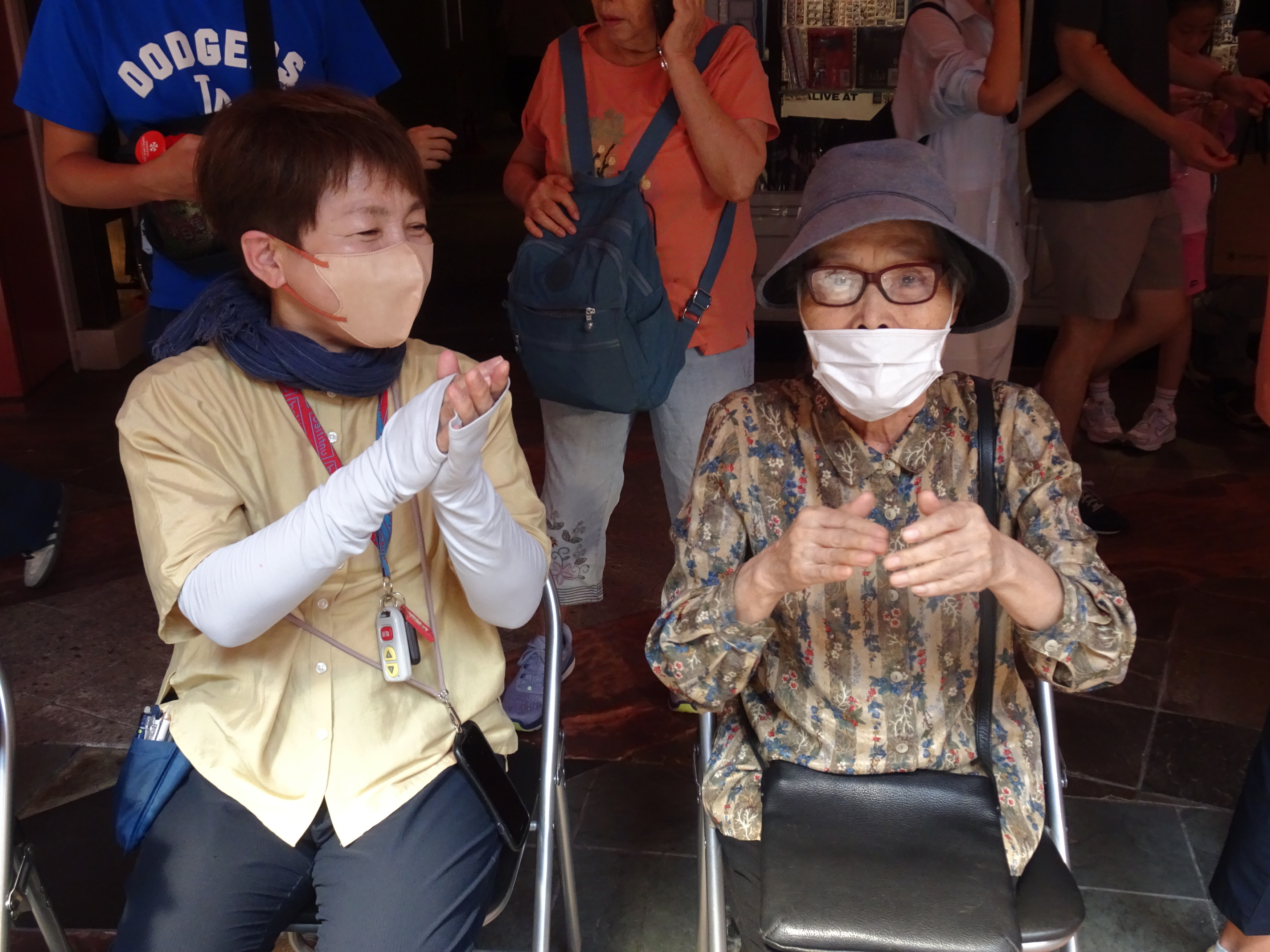噴水ショーを見ながら手拍子する利用者さん