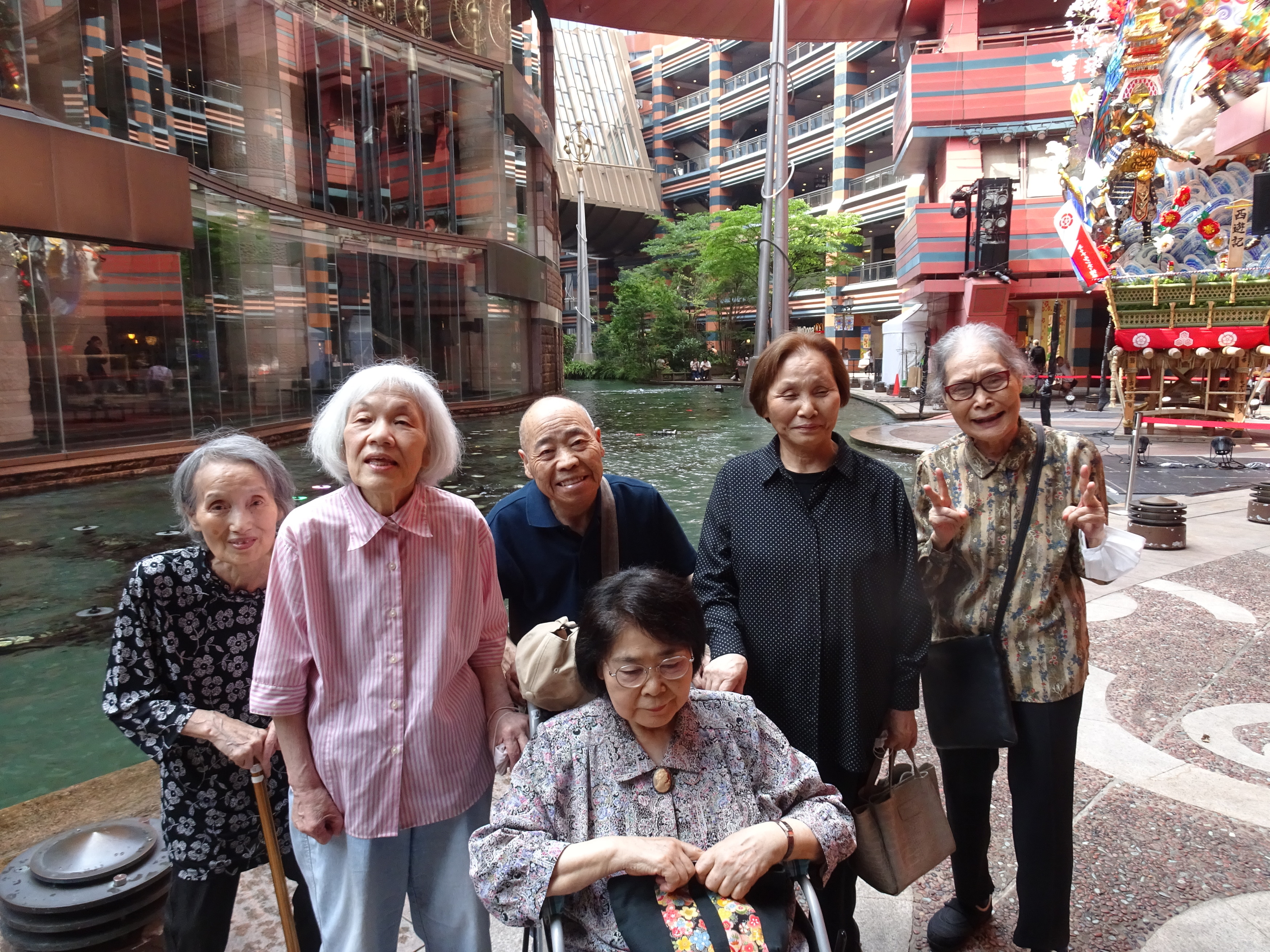 キャナルシティの噴水の前で撮った利用者さんたちの写真