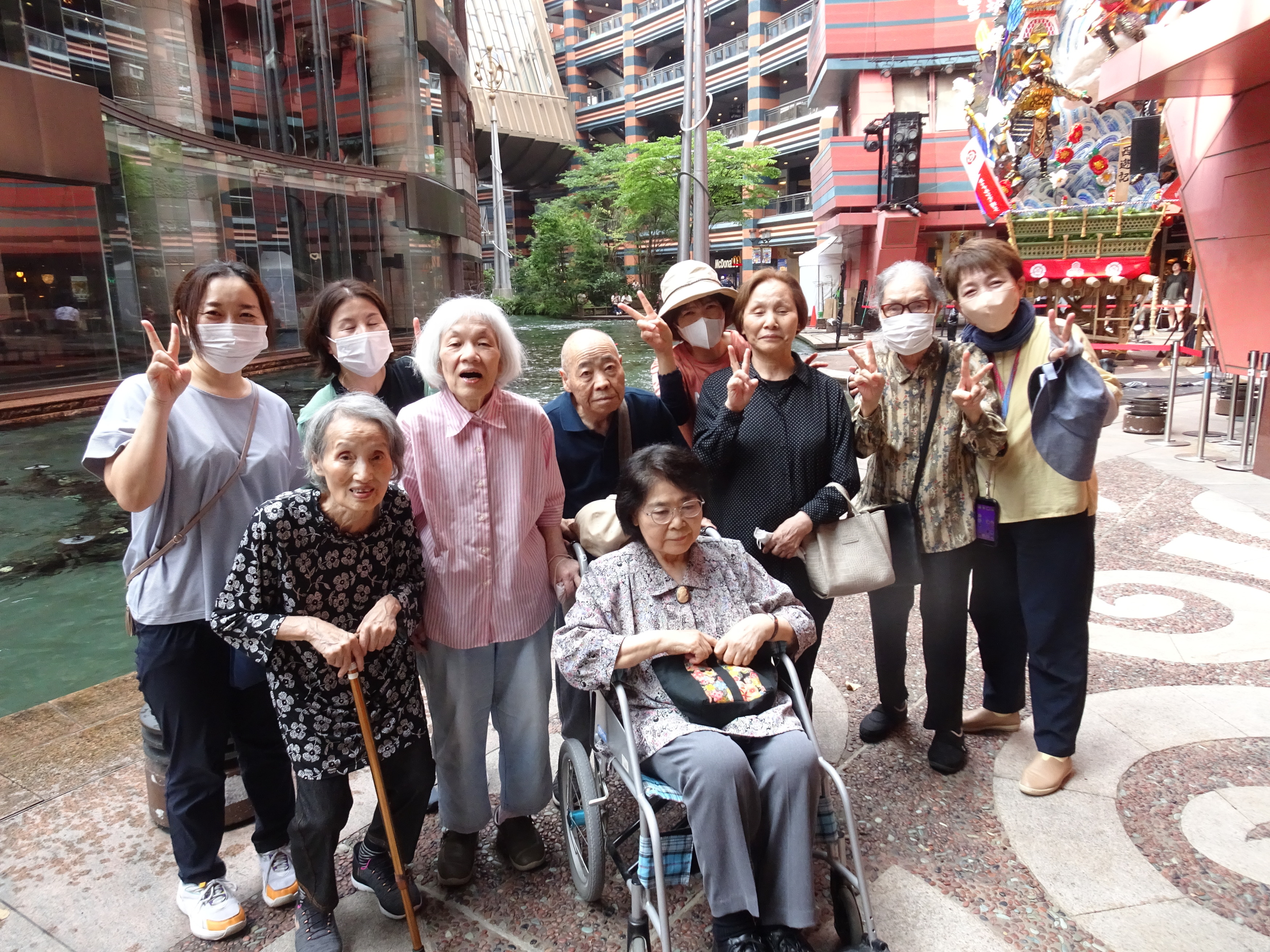 キャナルシティの広場で撮った利用者さんたちとワーカーの集合写真