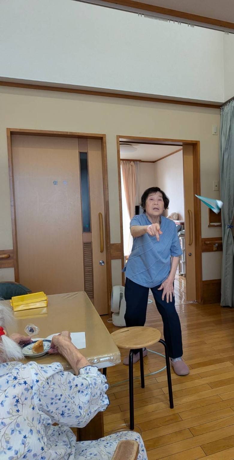 紙飛行機を飛ばす利用者さん