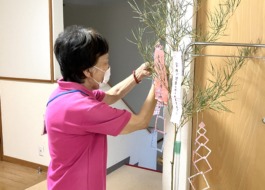 短冊を飾っている様子