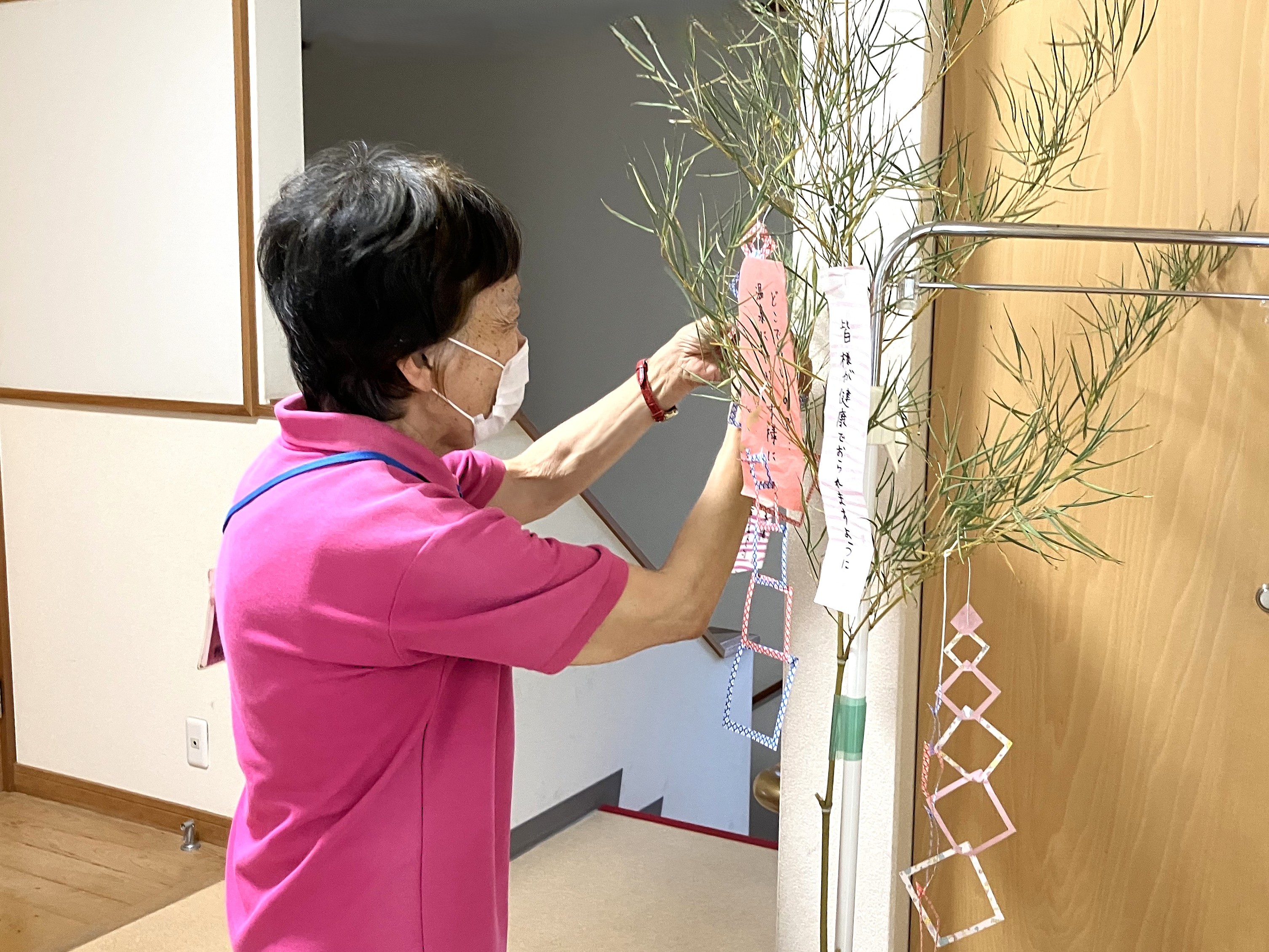 短冊を飾っている様子
