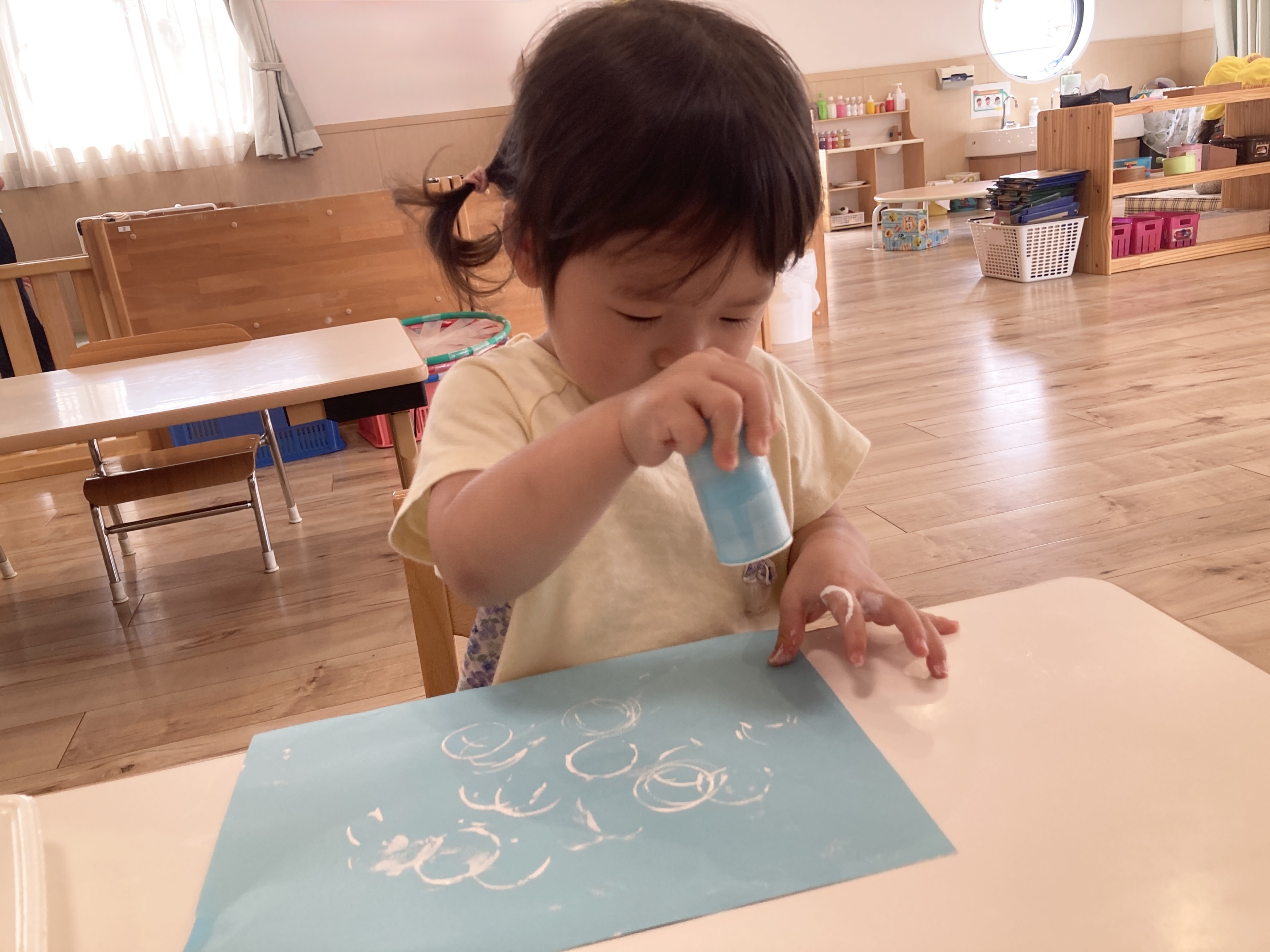 スタンプを押す子ども　一枚