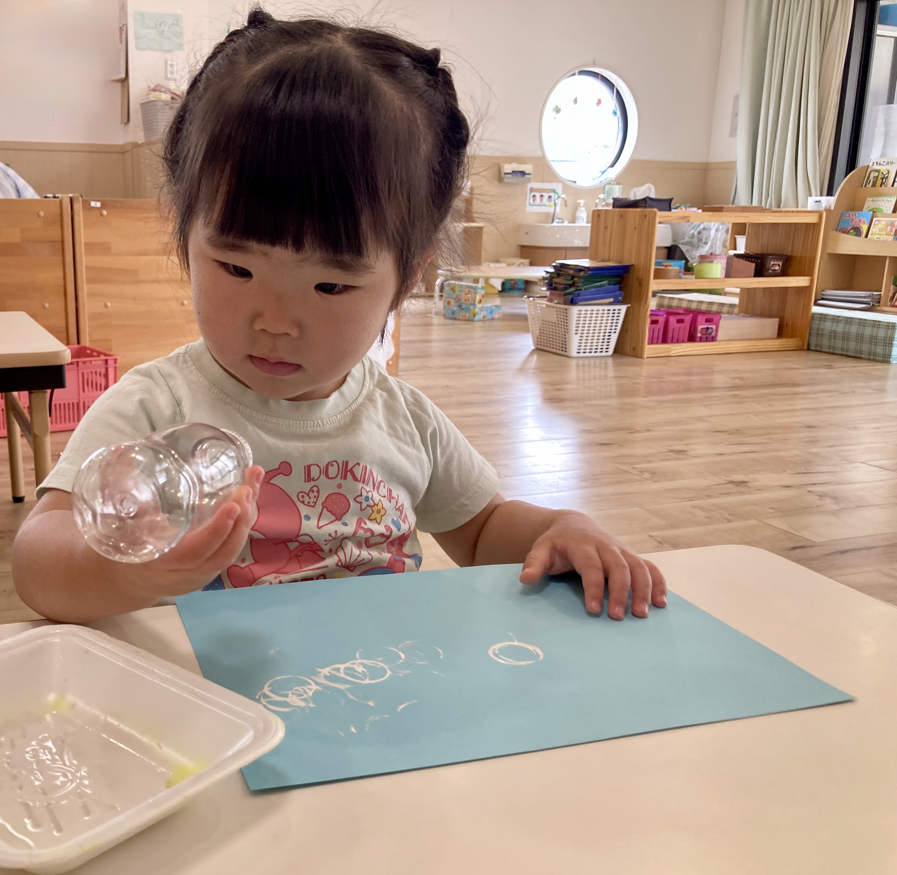 スタンプを押す子ども　一枚