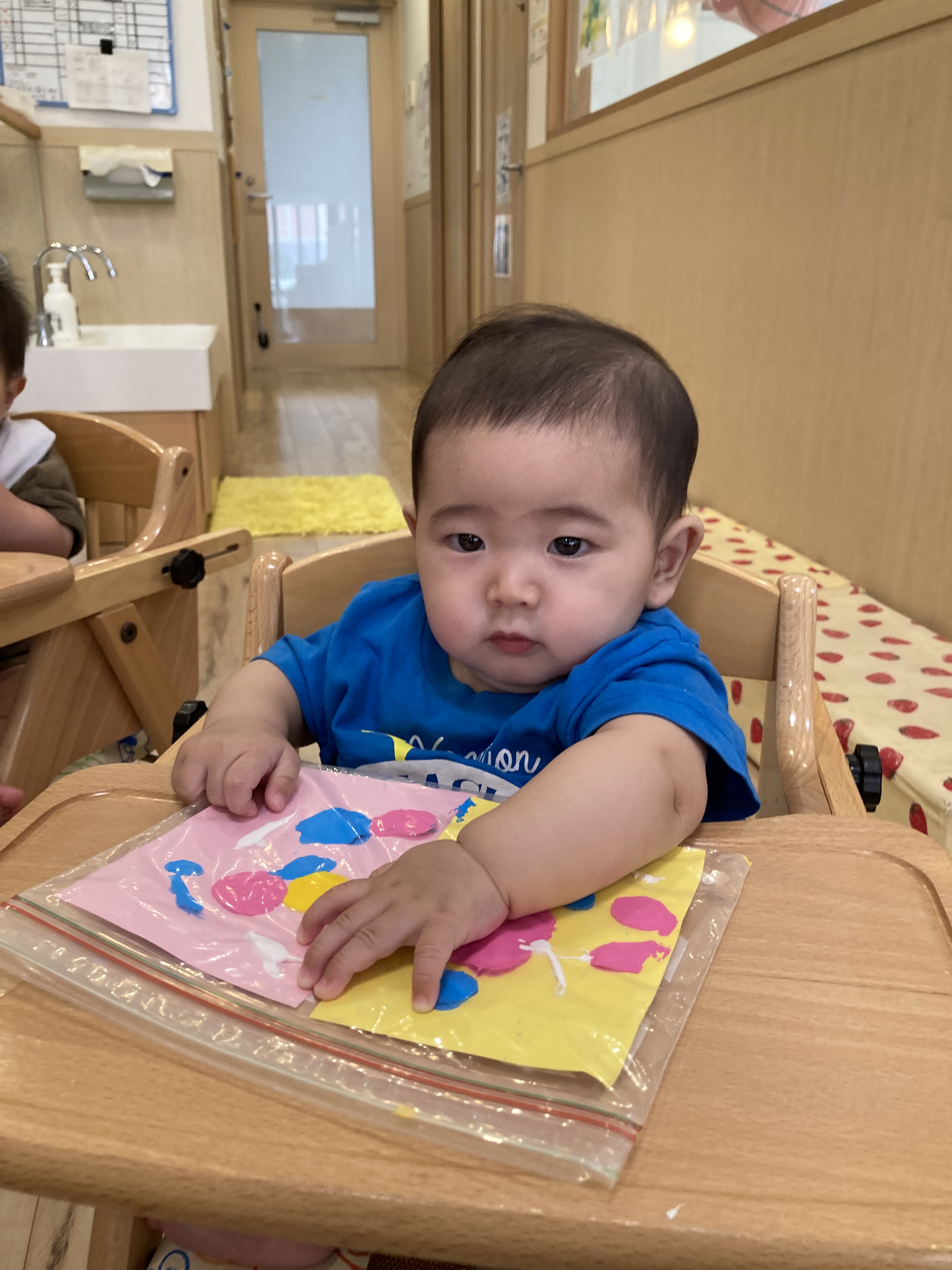 製作を楽しむ子どもたち3枚