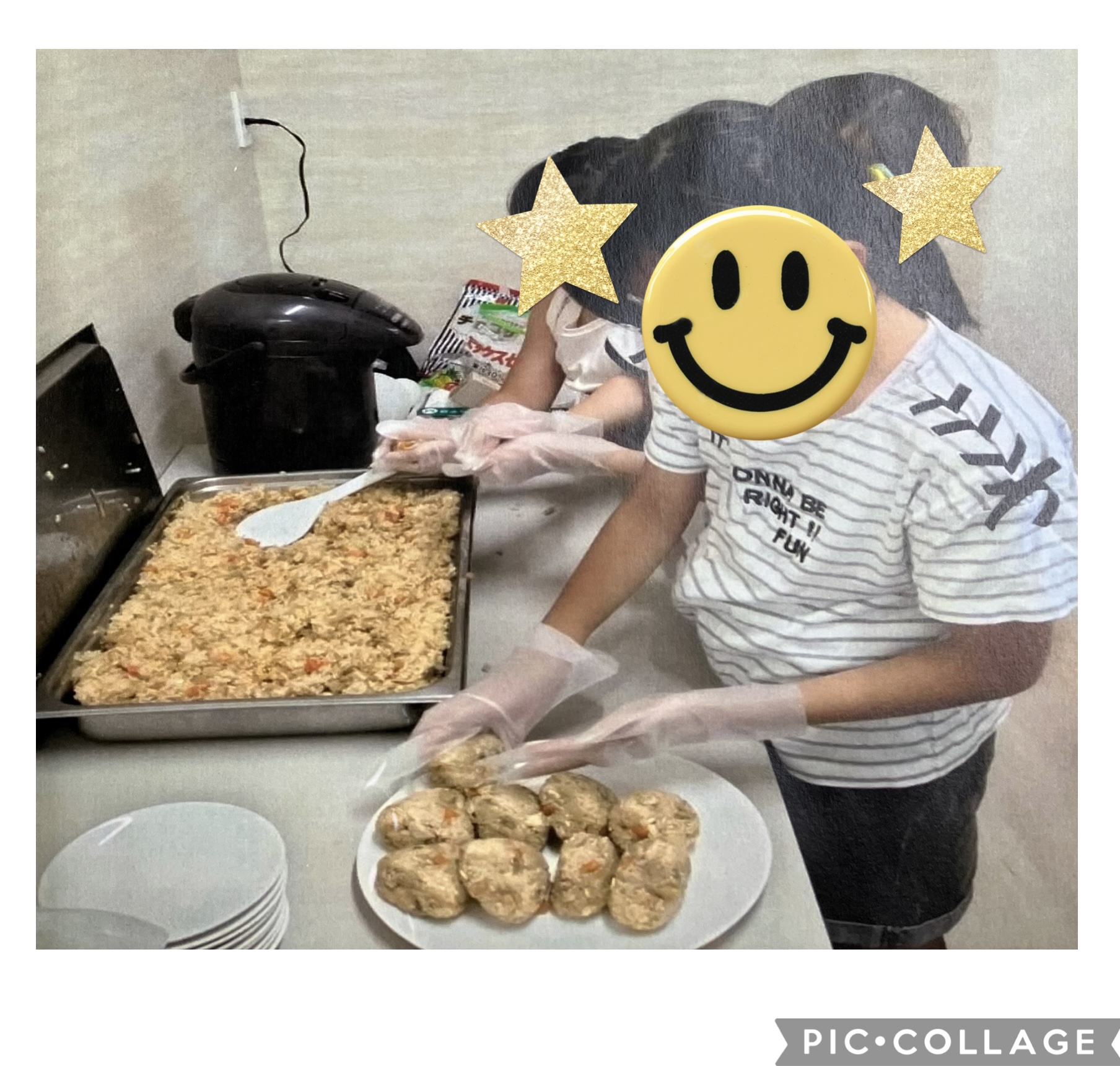 子ども達がかしわご飯をおにぎりにしている写真