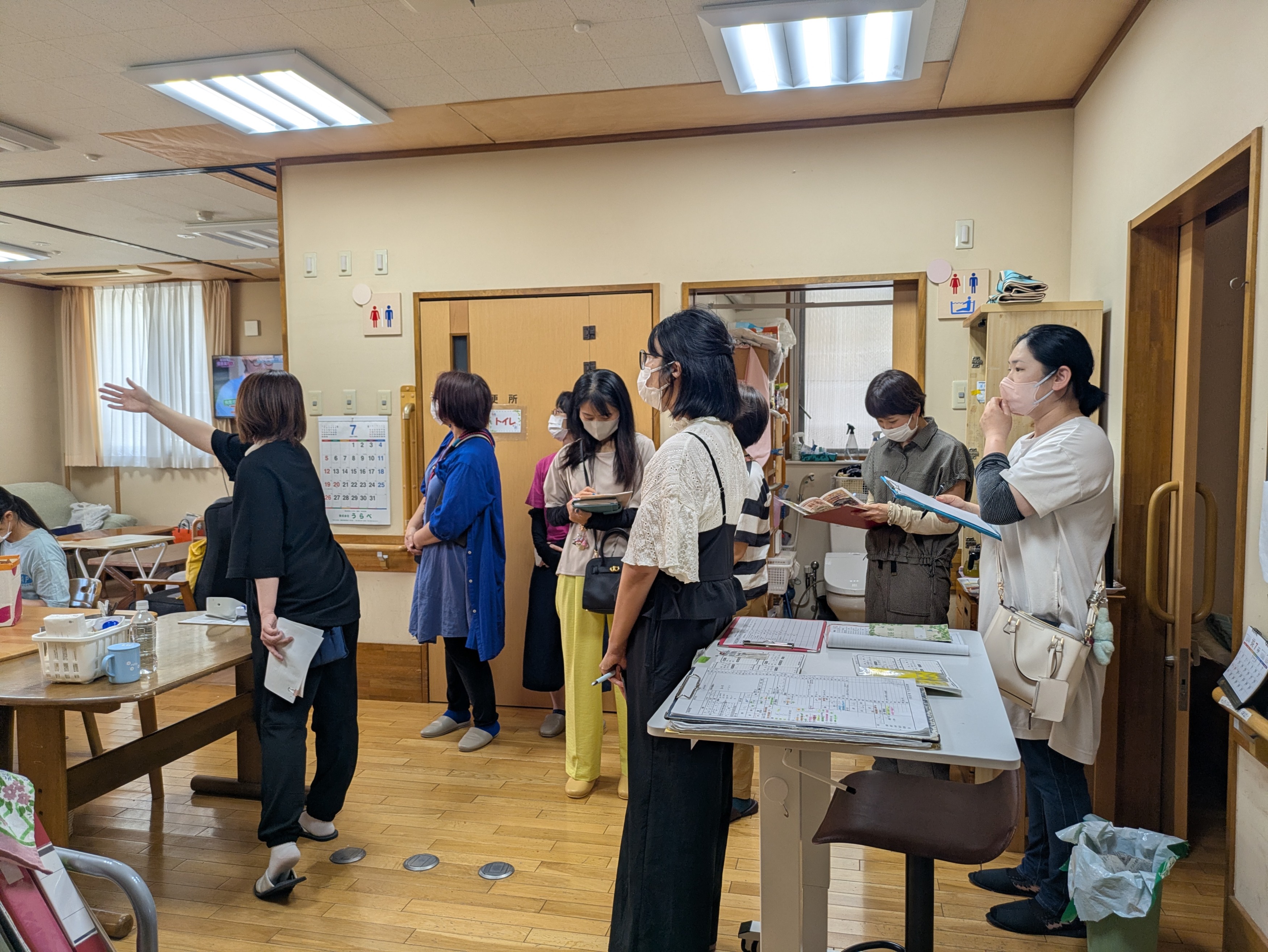 1階のフロアを見学するみなさん