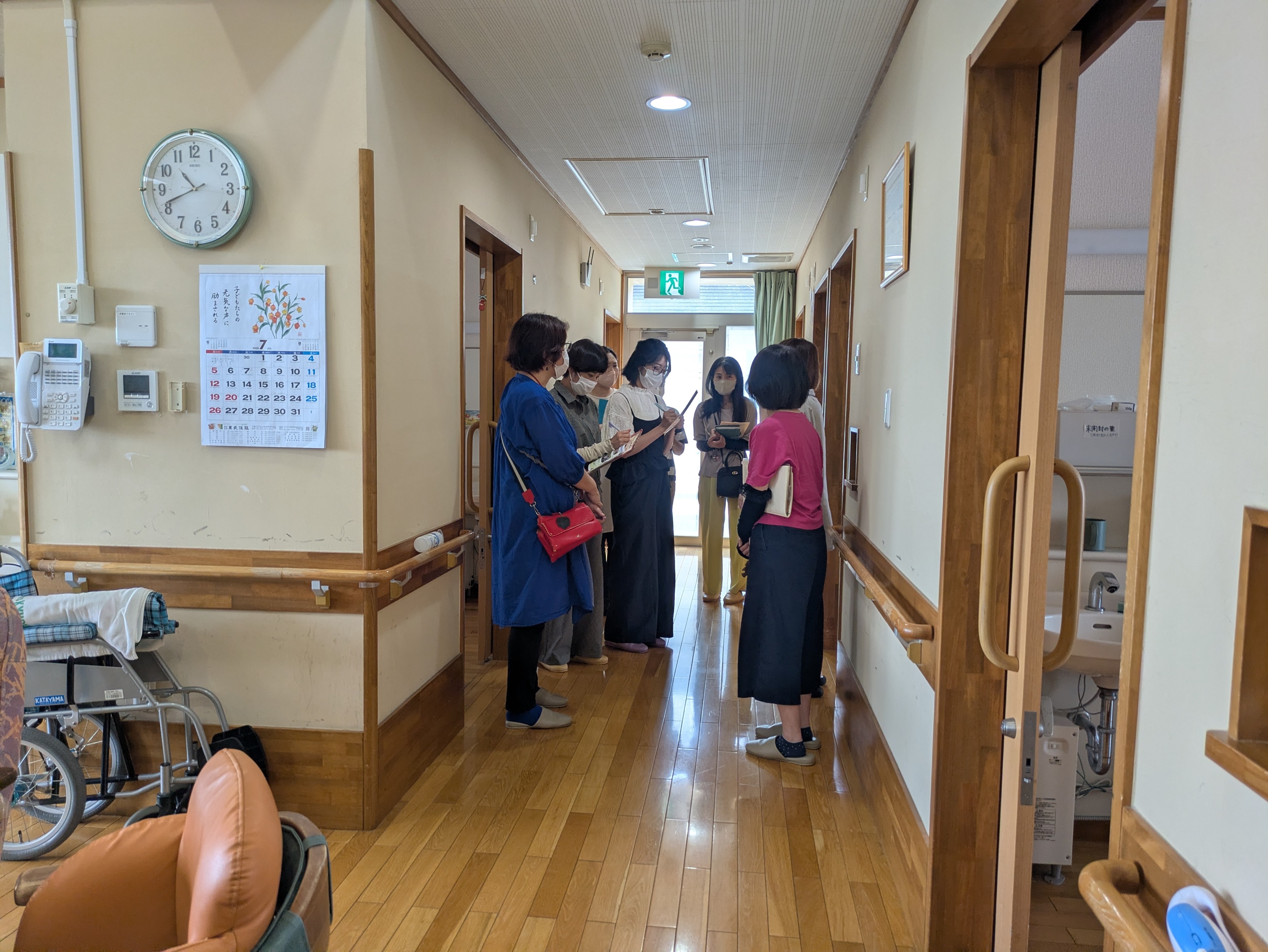 グループホームの見学をするみなさん