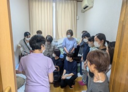 講師のワーカーが実技研修をしている様子
