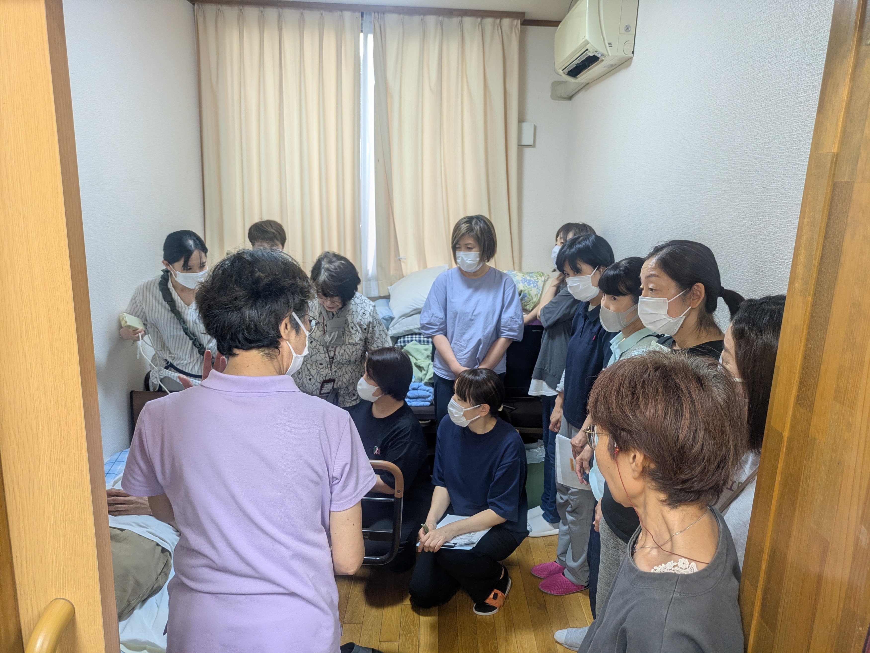 講師のワーカーが実技研修をしている様子