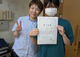 認知症基礎介護研修を修了した女の子