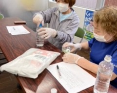 ワーカーが次亜塩素酸ナトリウムを作っています
