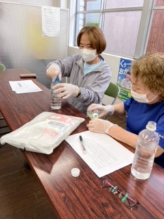 ワーカーが次亜塩素酸ナトリウムを作っています