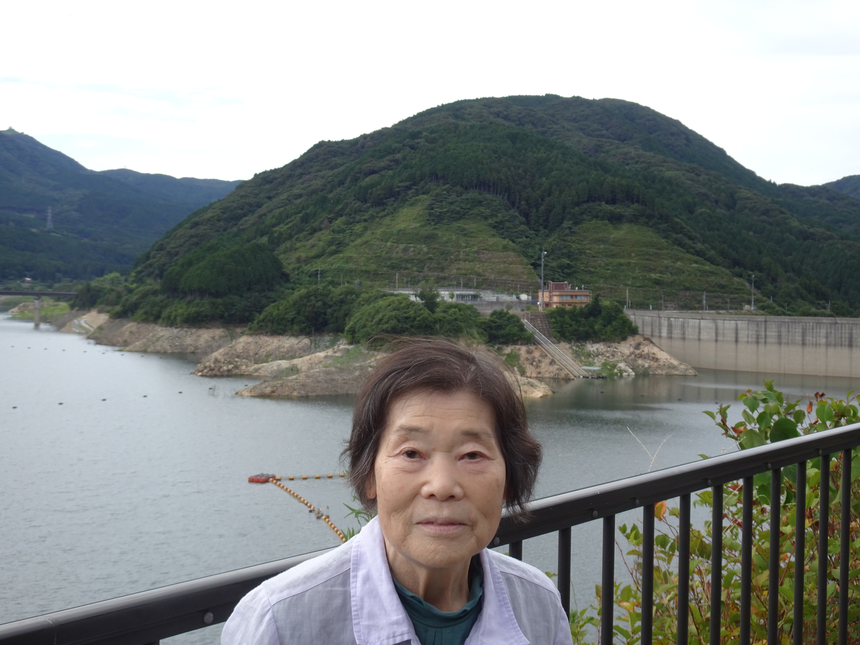 五ケ山ダム湖の前でとった利用者さんの写真