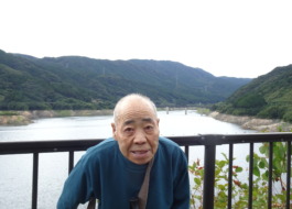 五ケ山ダム湖の前で撮った利用者さんの写真
