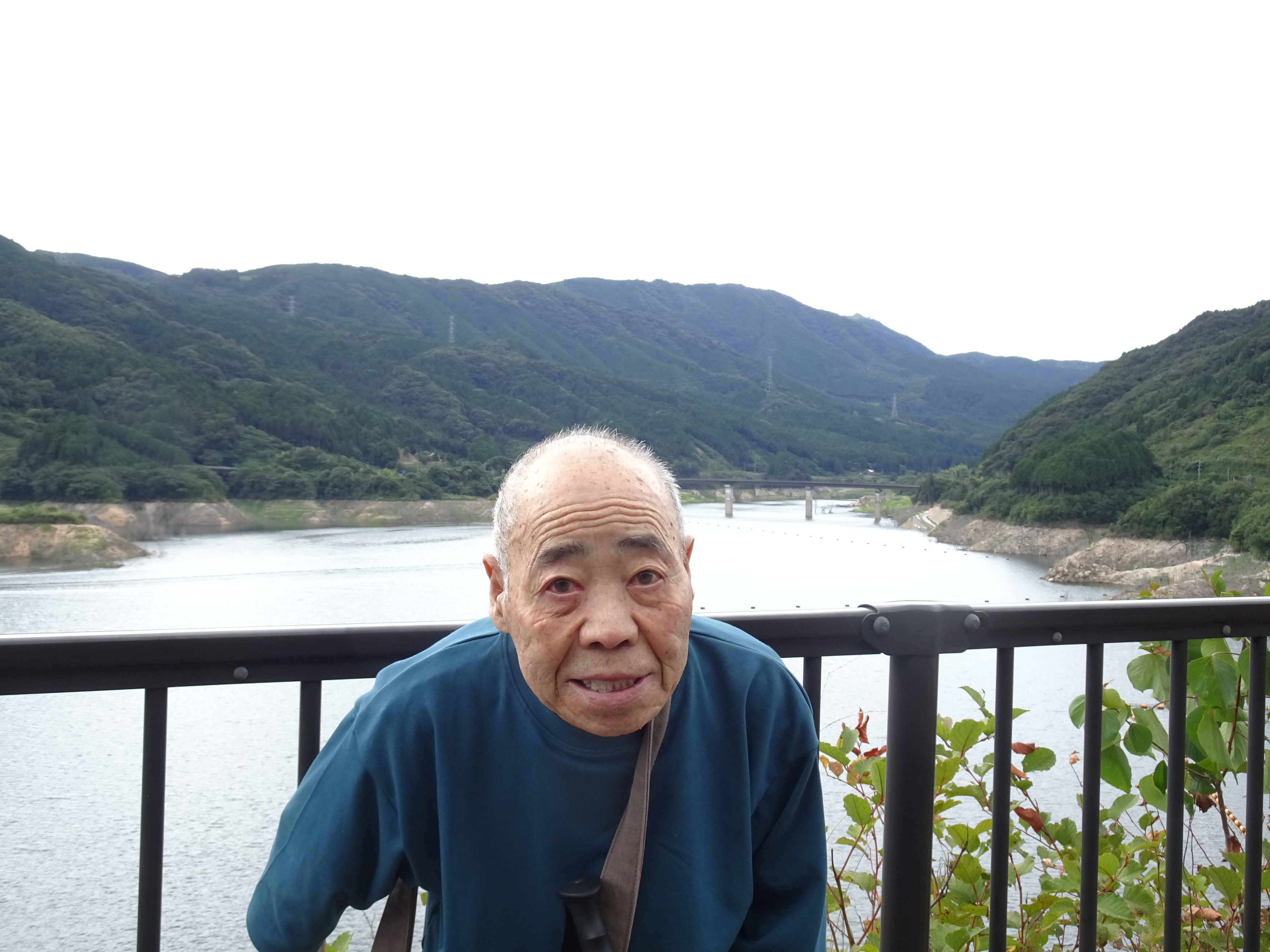 五ケ山ダム湖の前で撮った利用者さんの写真