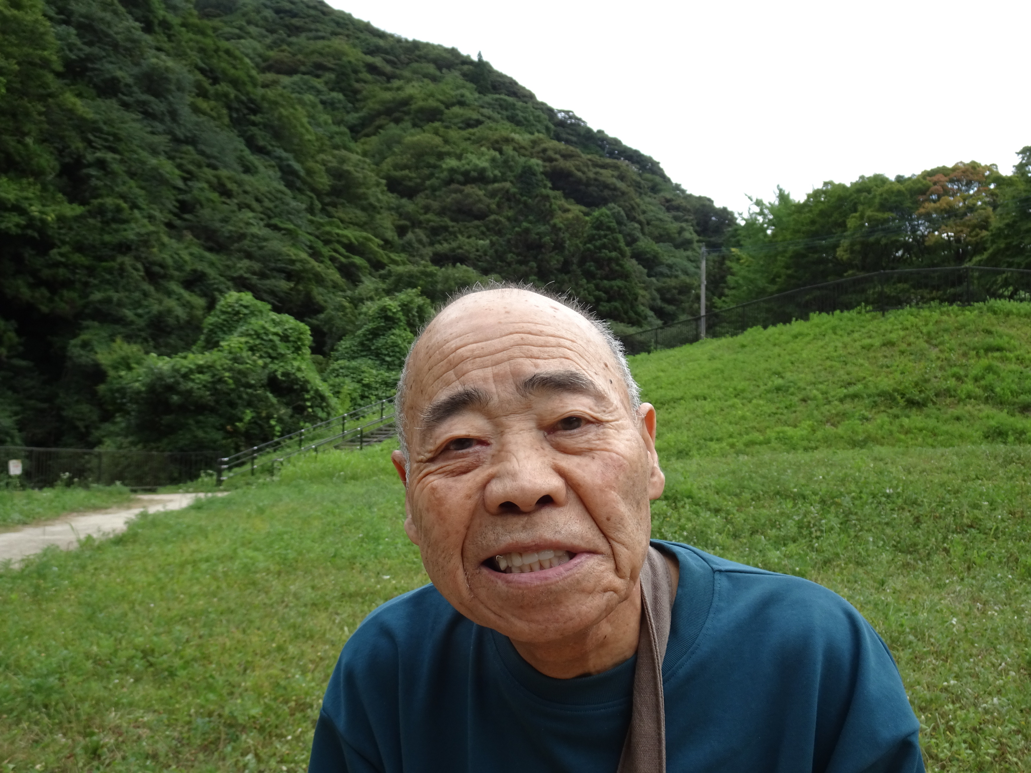 青々とした広場で撮った利用者さんの写真
