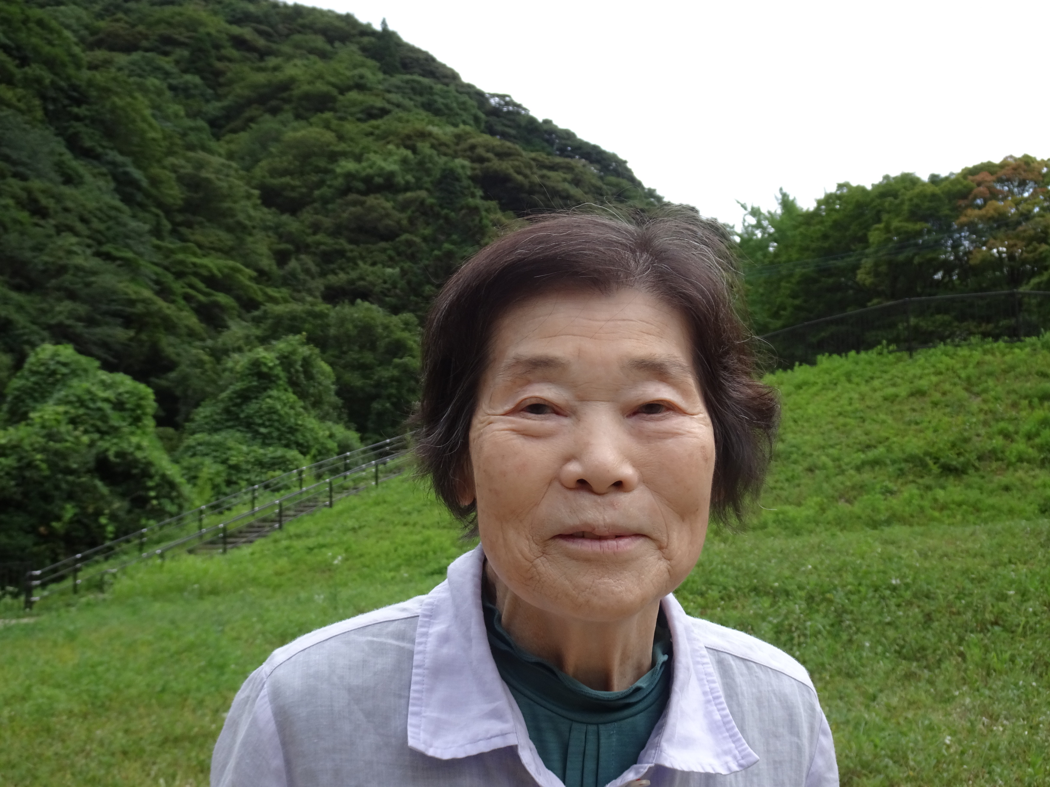 青々とした広場で撮った利用者さんの写真