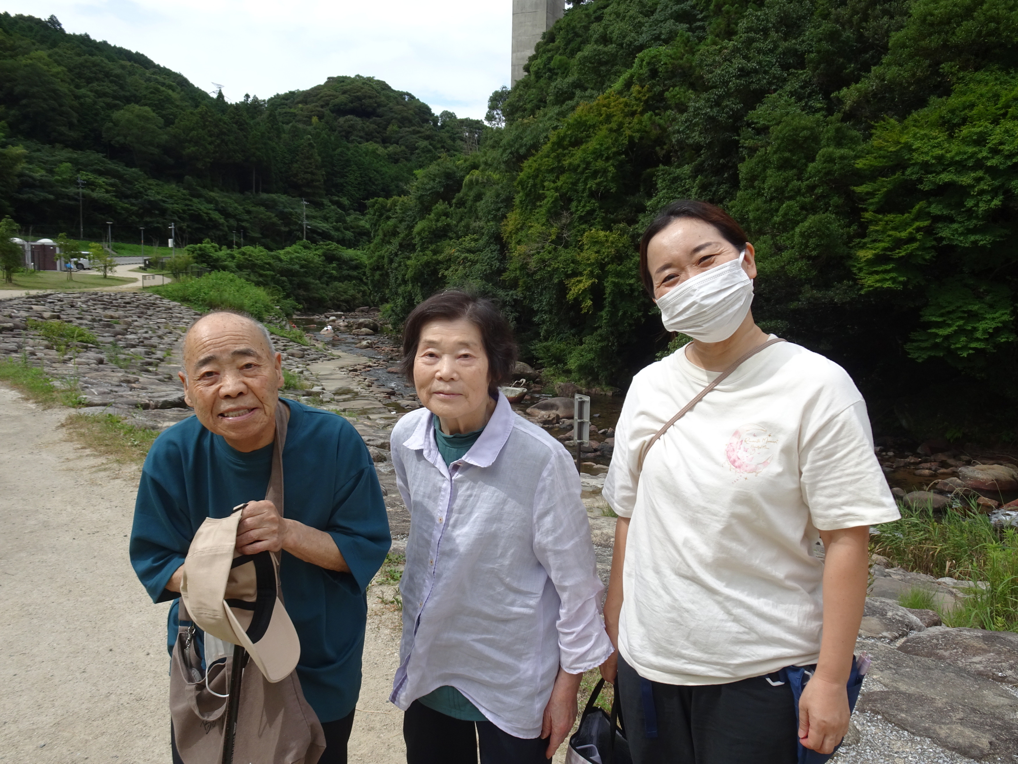 リバーサイドパークで撮った利用者さんたちとワーカーの写真