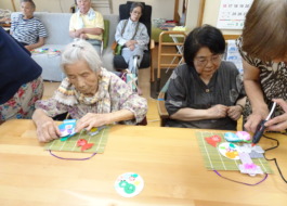 作品づくりに一生懸命な利用者さんたち