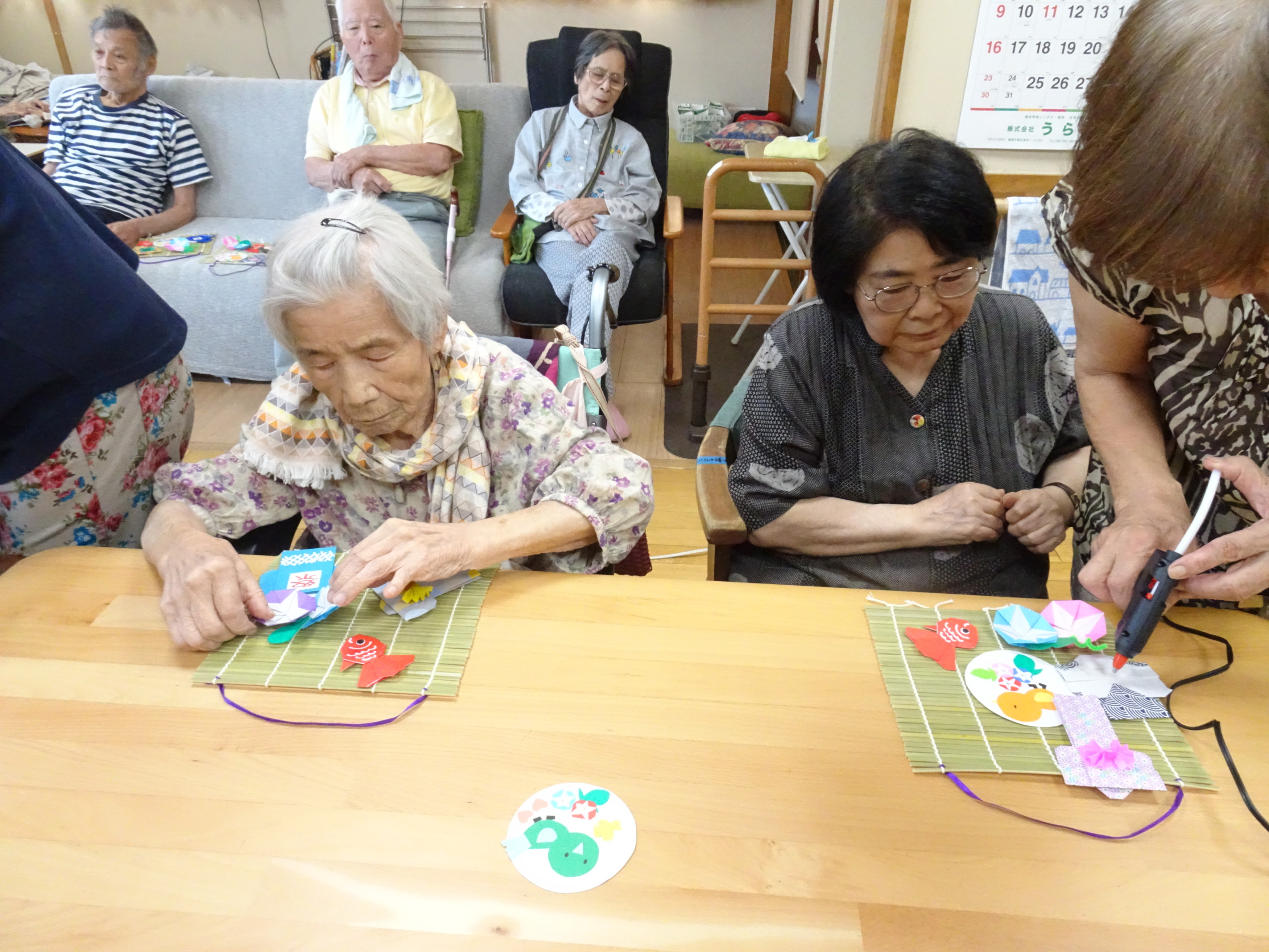 作品づくりに一生懸命な利用者さんたち