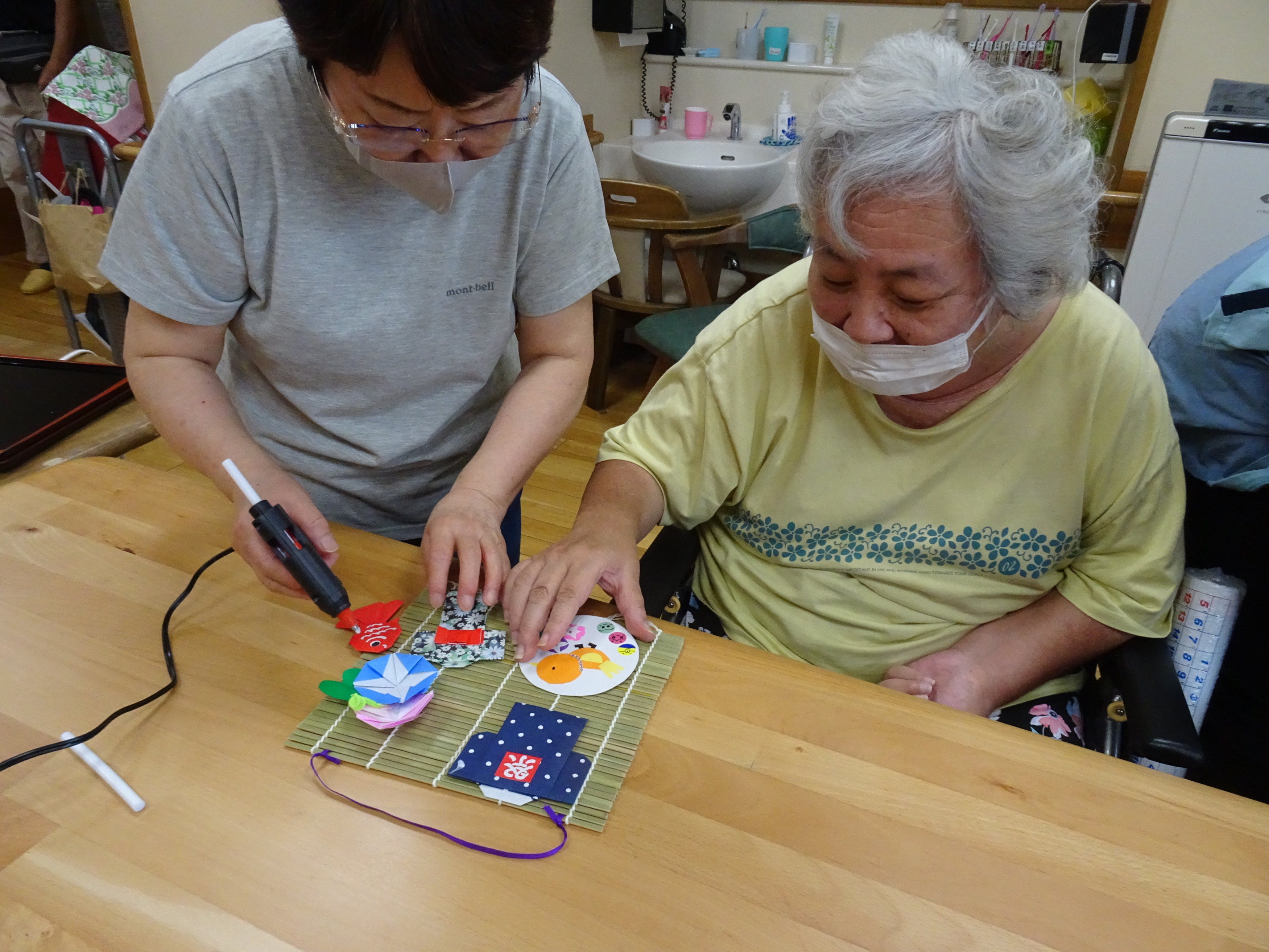 飾りをグルーガンで貼り付けている様子