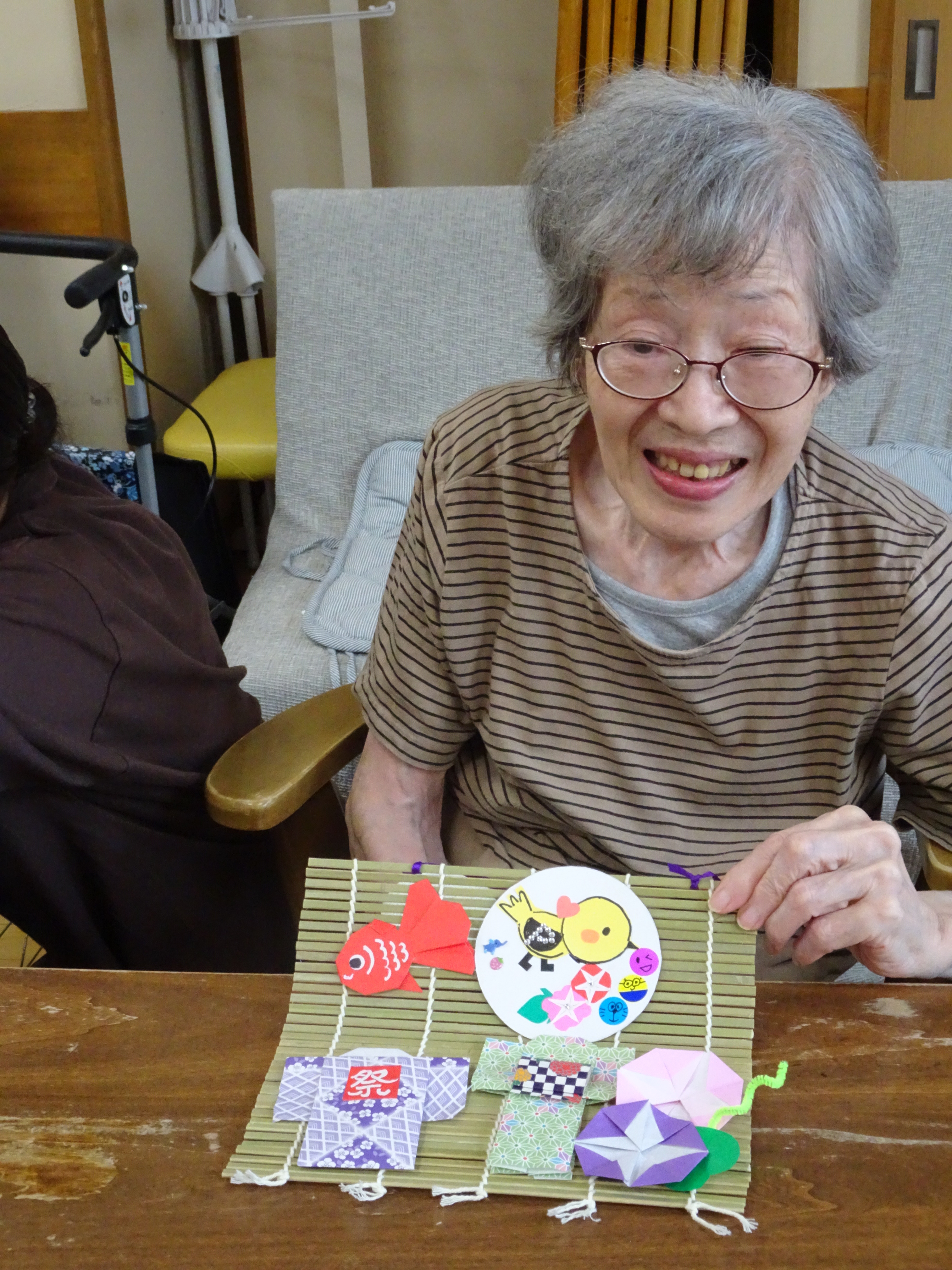 作った作品を笑顔で披露する利用者さん