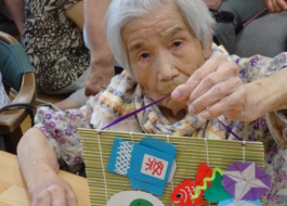 完成した作品を手に持つ利用者さん