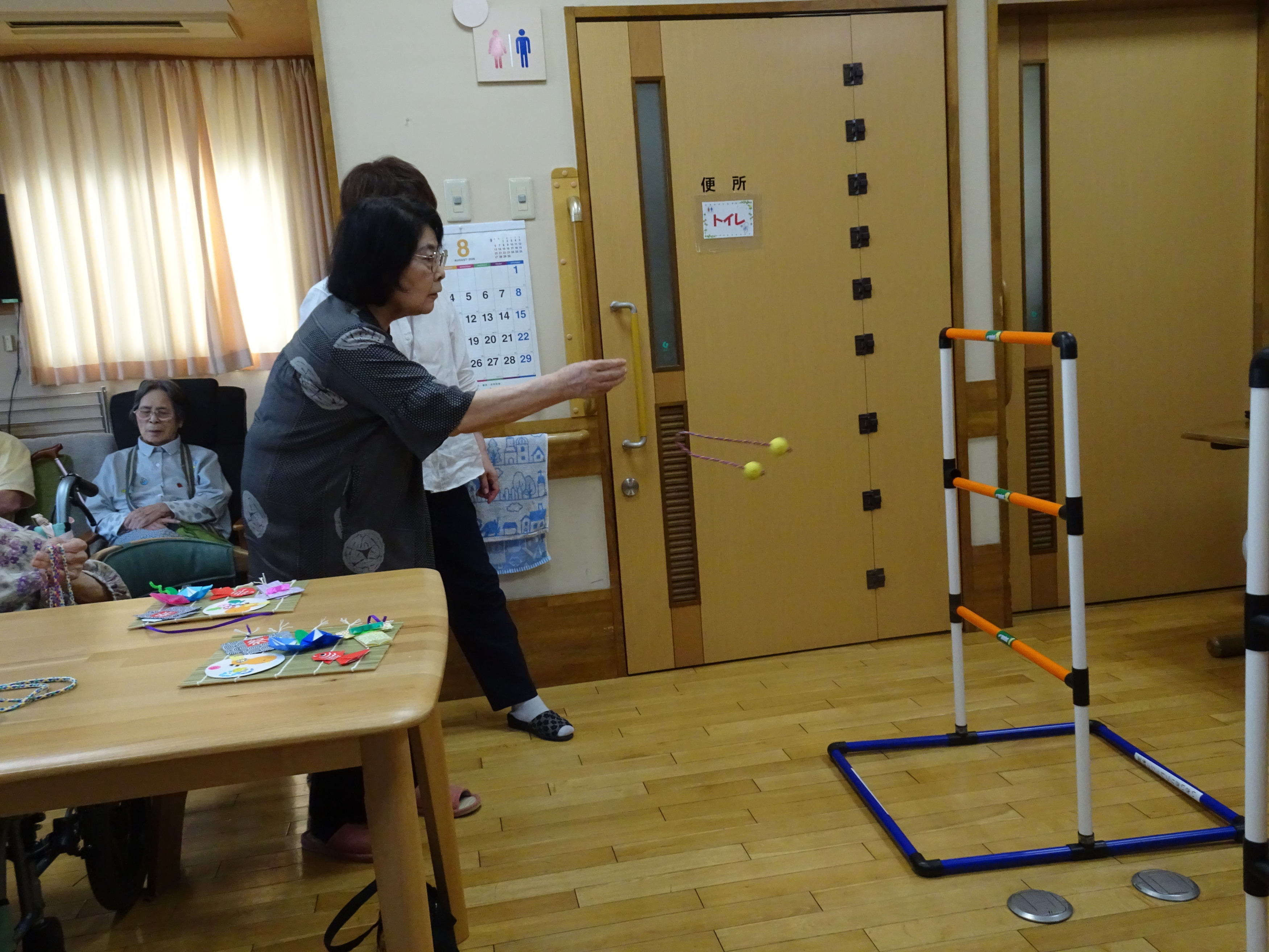 ラダーゲッターというゲームを楽しむ女性利用者さん