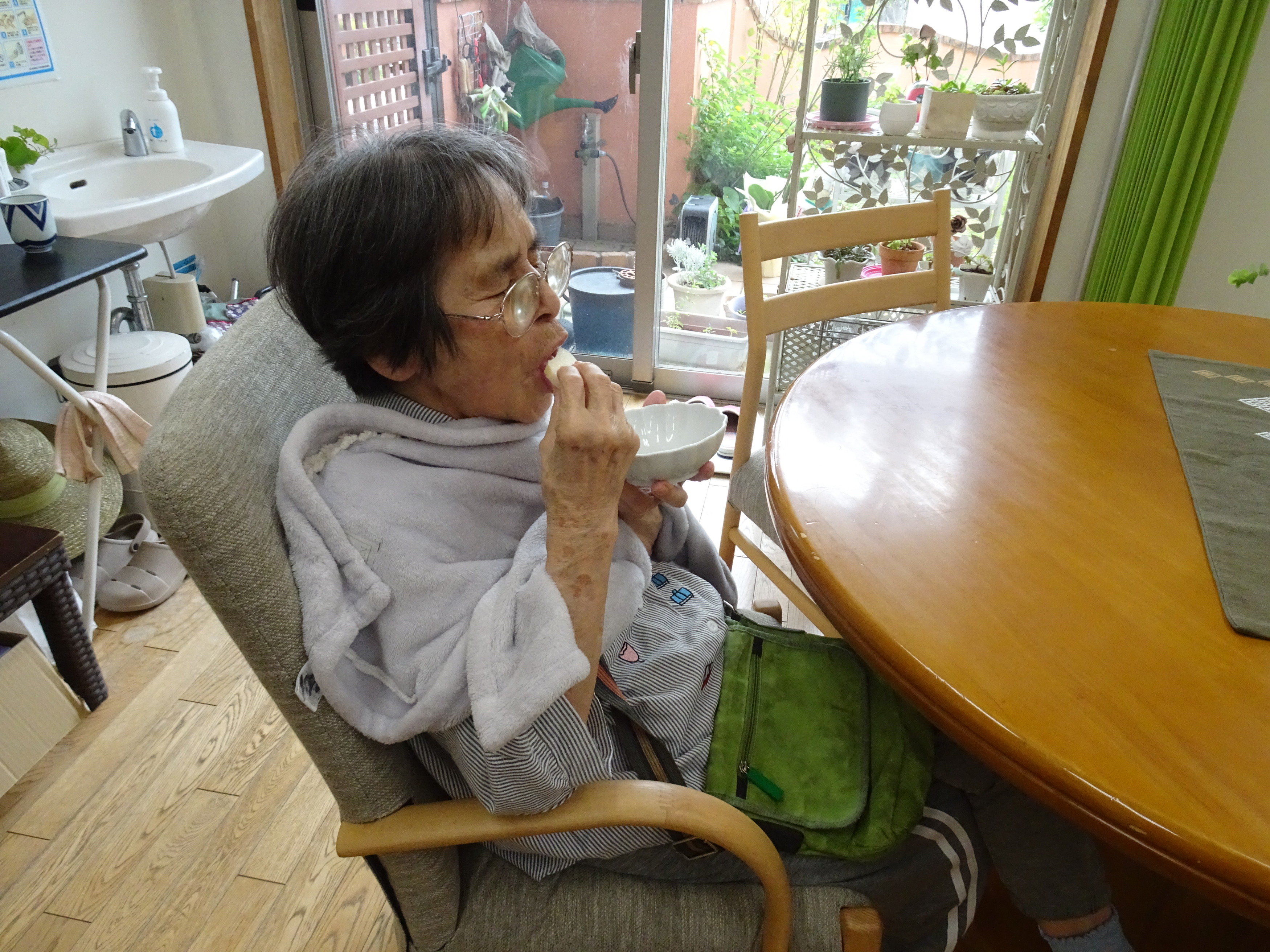 梨を美味しそうに召し上がる入所者さん
