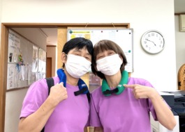 ネッククーラーを巻いているワーカー2人