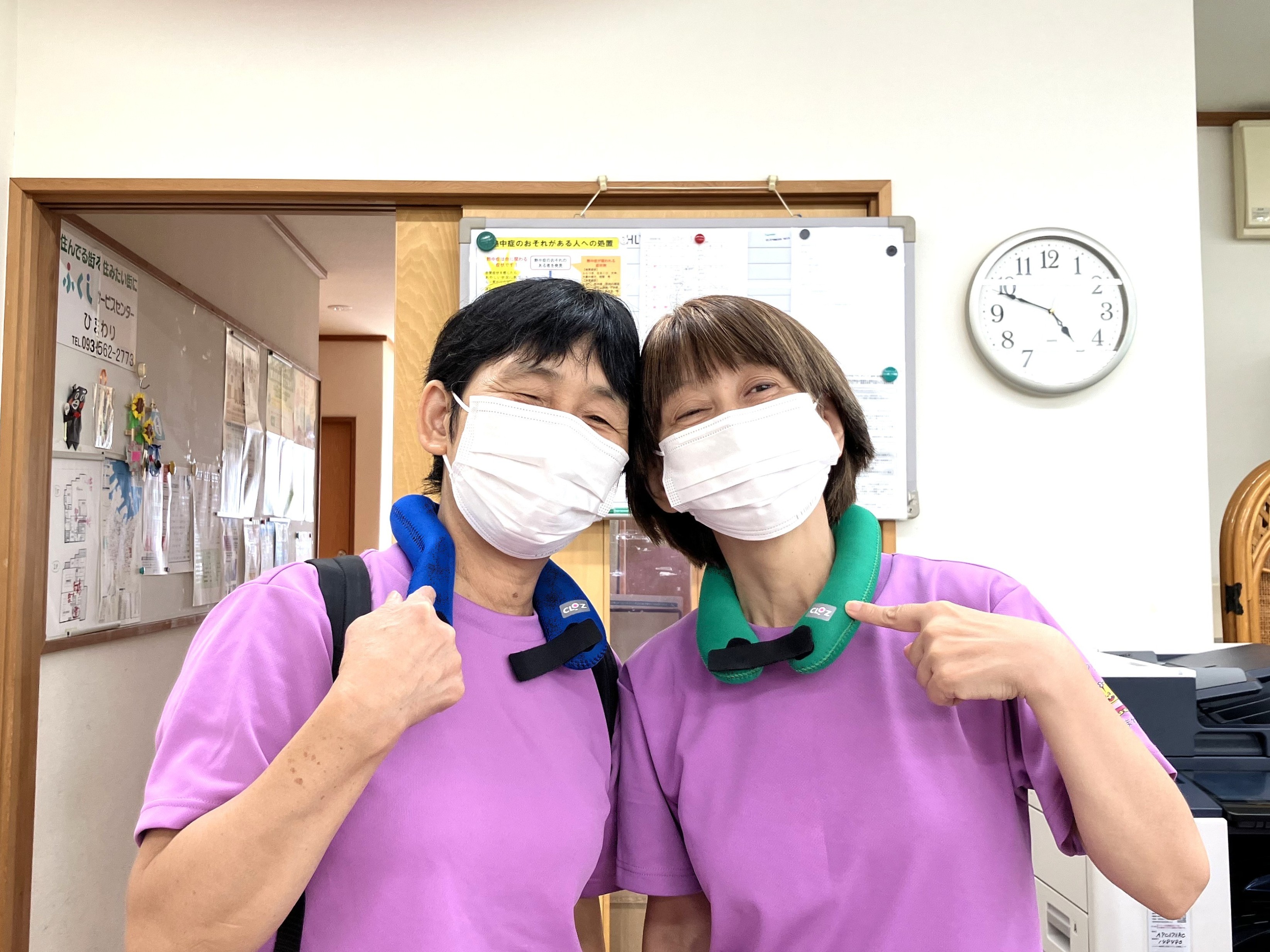 ネッククーラーを巻いているワーカー2人