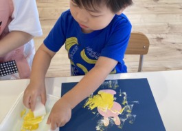 スタンプする子ども