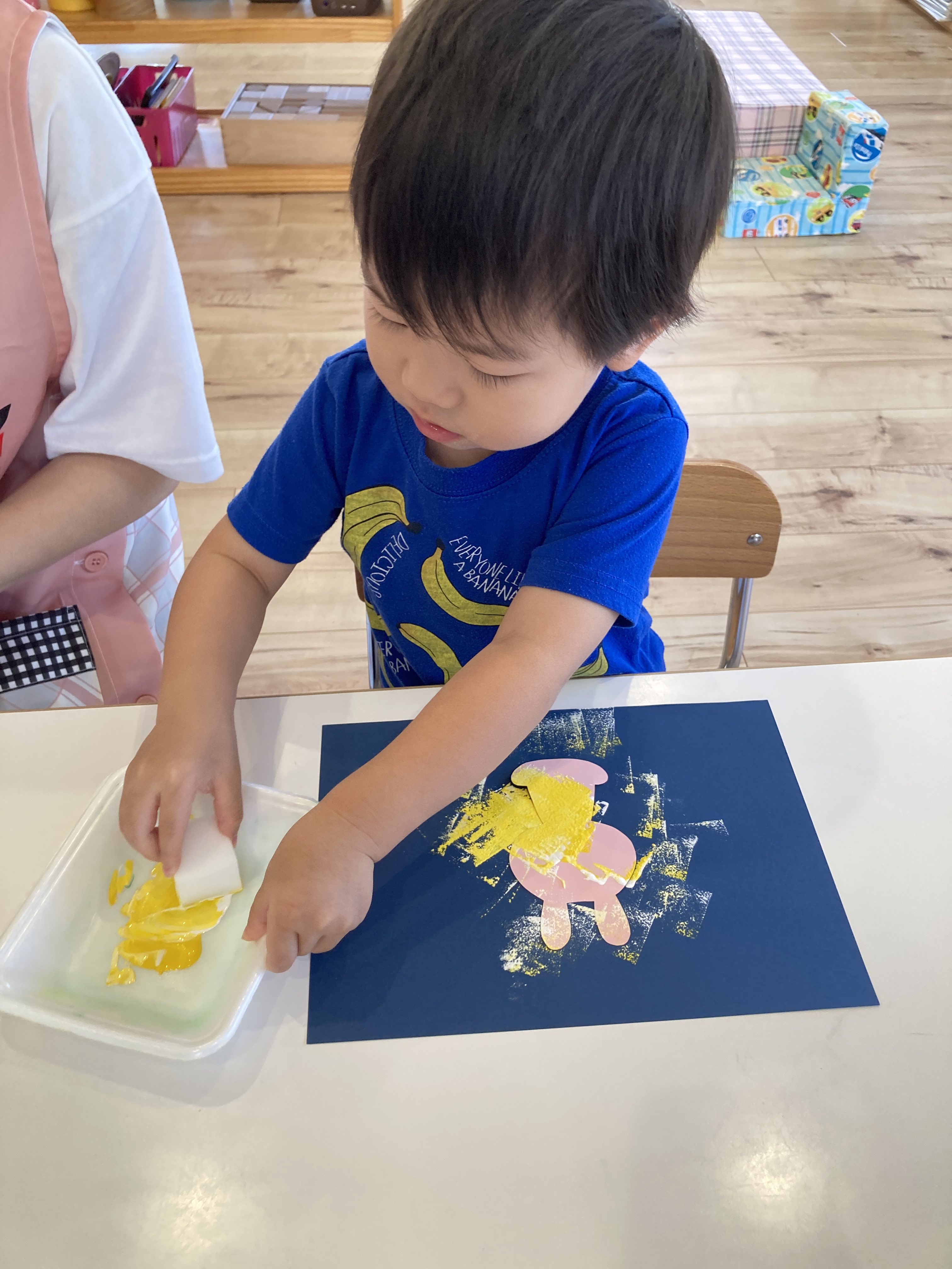 スタンプする子ども