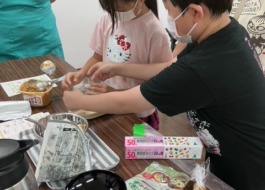 子どもたちがおにぎりと味噌玉を作っている