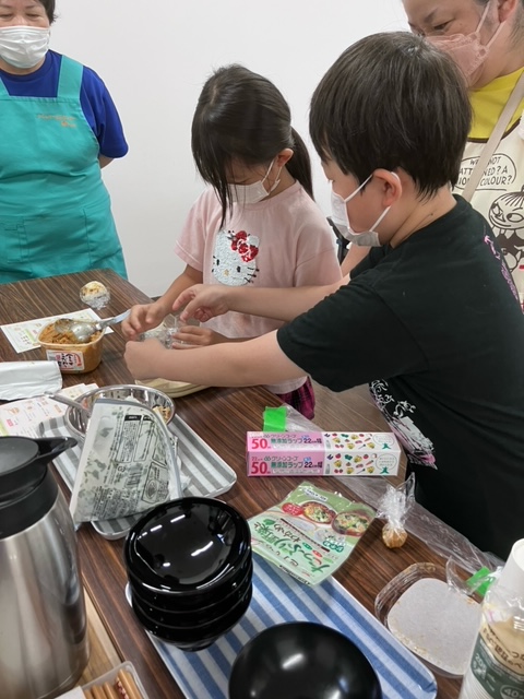 子どもたちがおにぎりと味噌玉を作っている