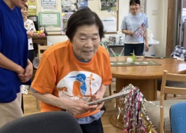マツケンサンバの練習をする利用者さん