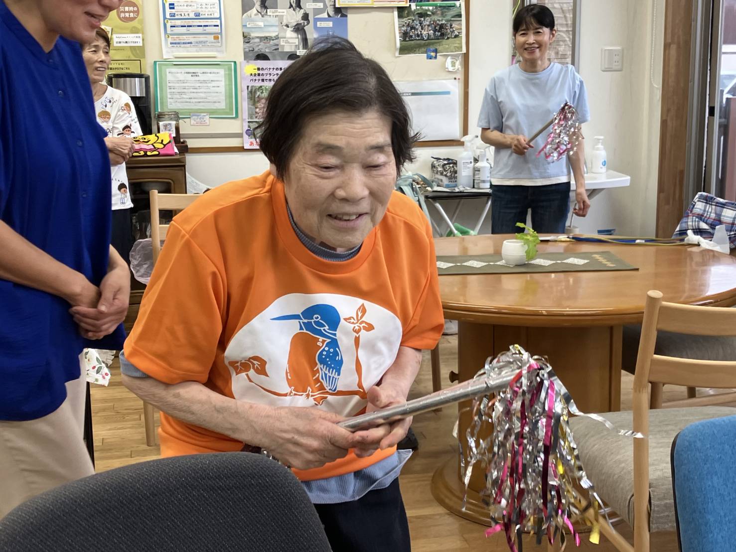 マツケンサンバの練習をする利用者さん