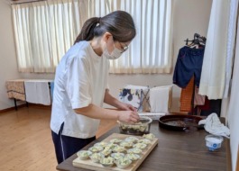 試食を準備するケアリーダー