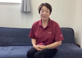 新しいワーカーが座って微笑んでいる