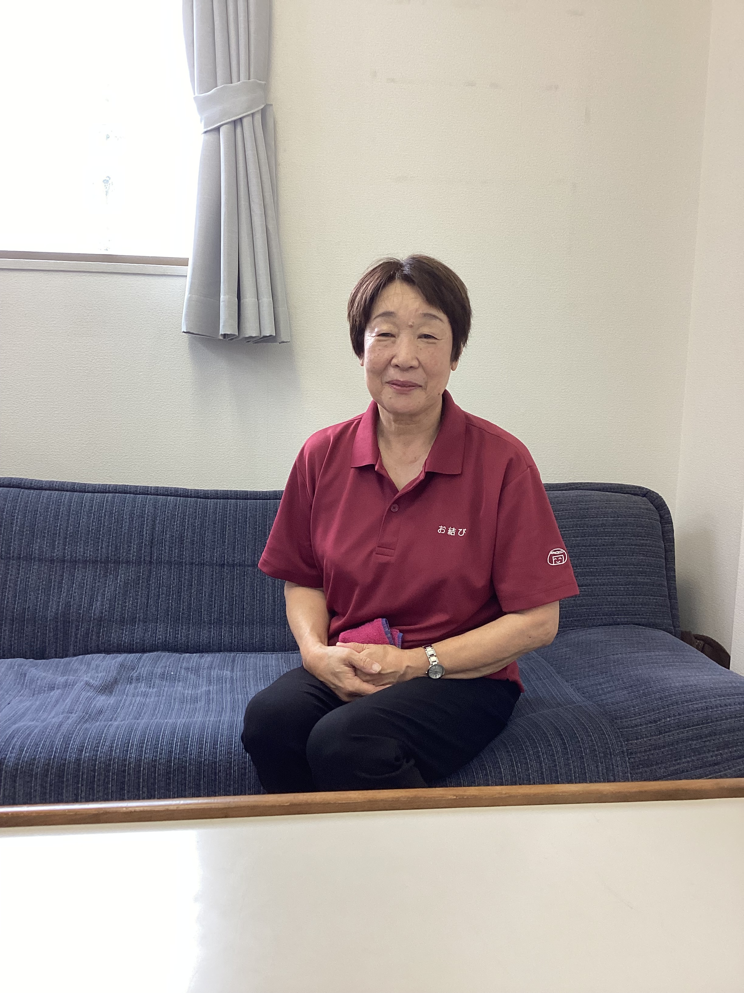 新しいワーカーが座って微笑んでいる