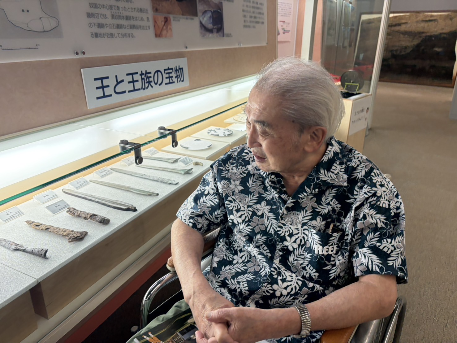 展示品を眺める利用者さん