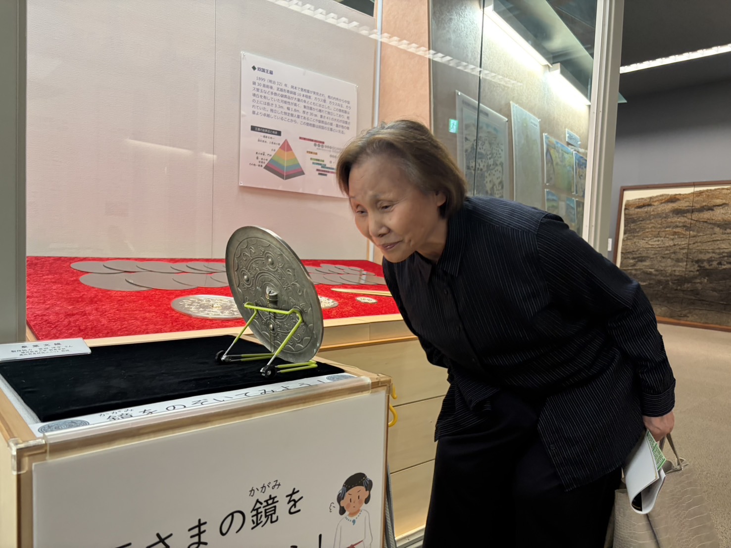 展示してある鏡をのぞき込む利用者さん