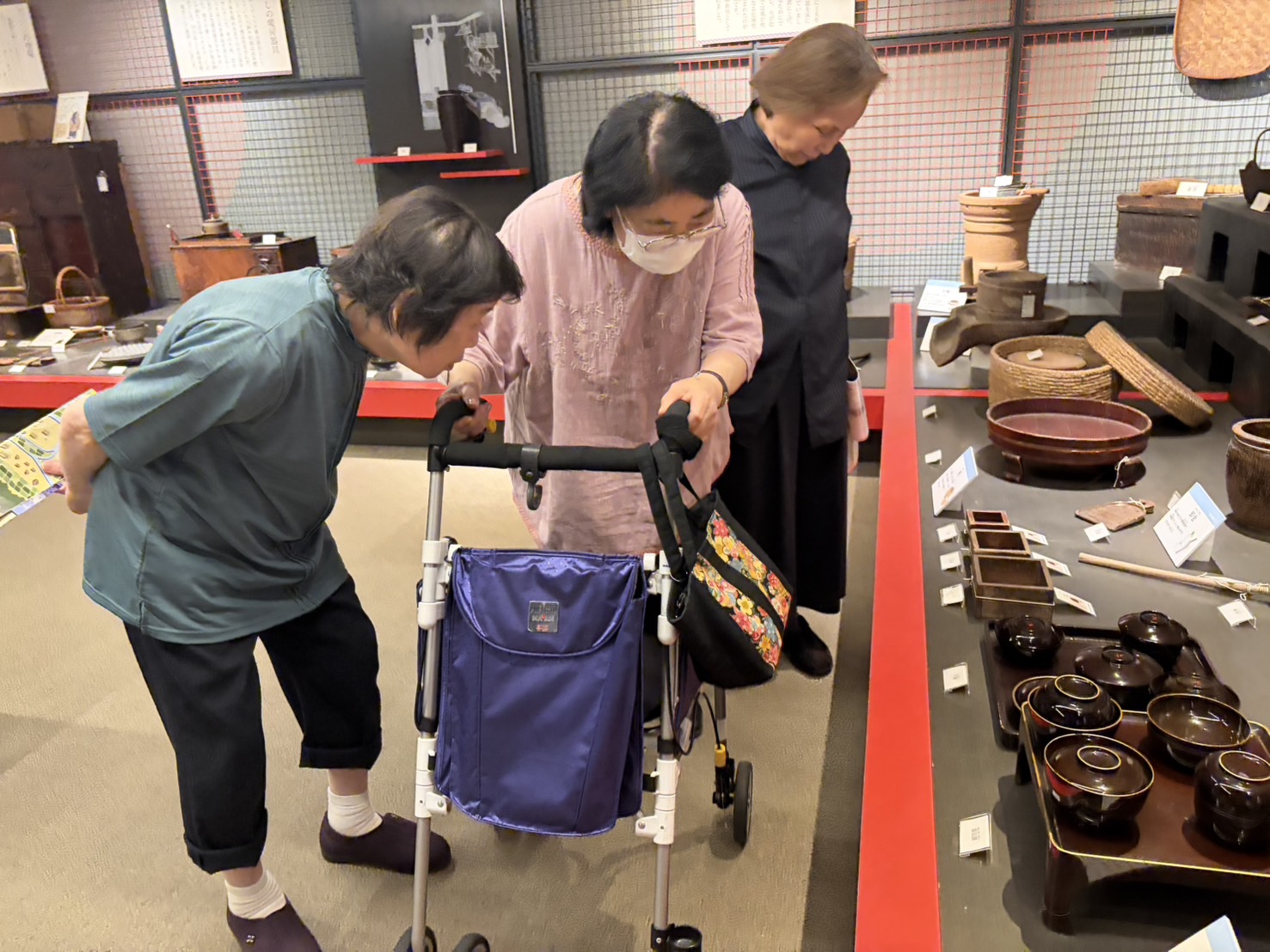 展示品を眺める利用者さん
