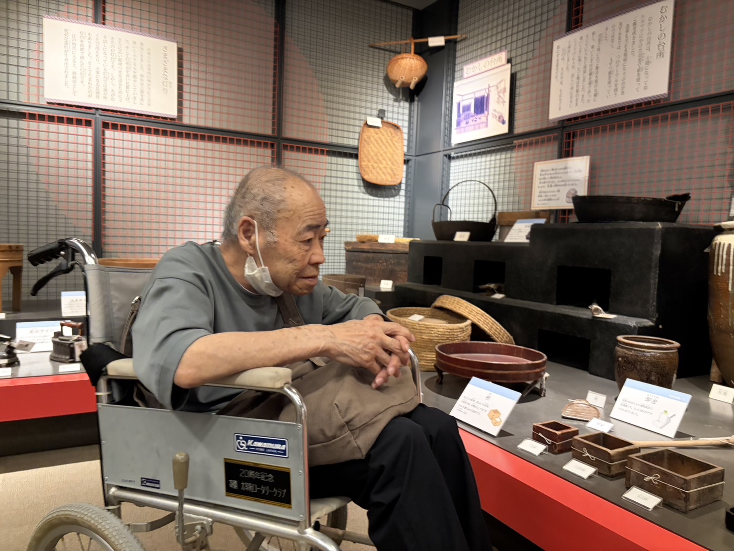 展示を熱心に見る利用者さん