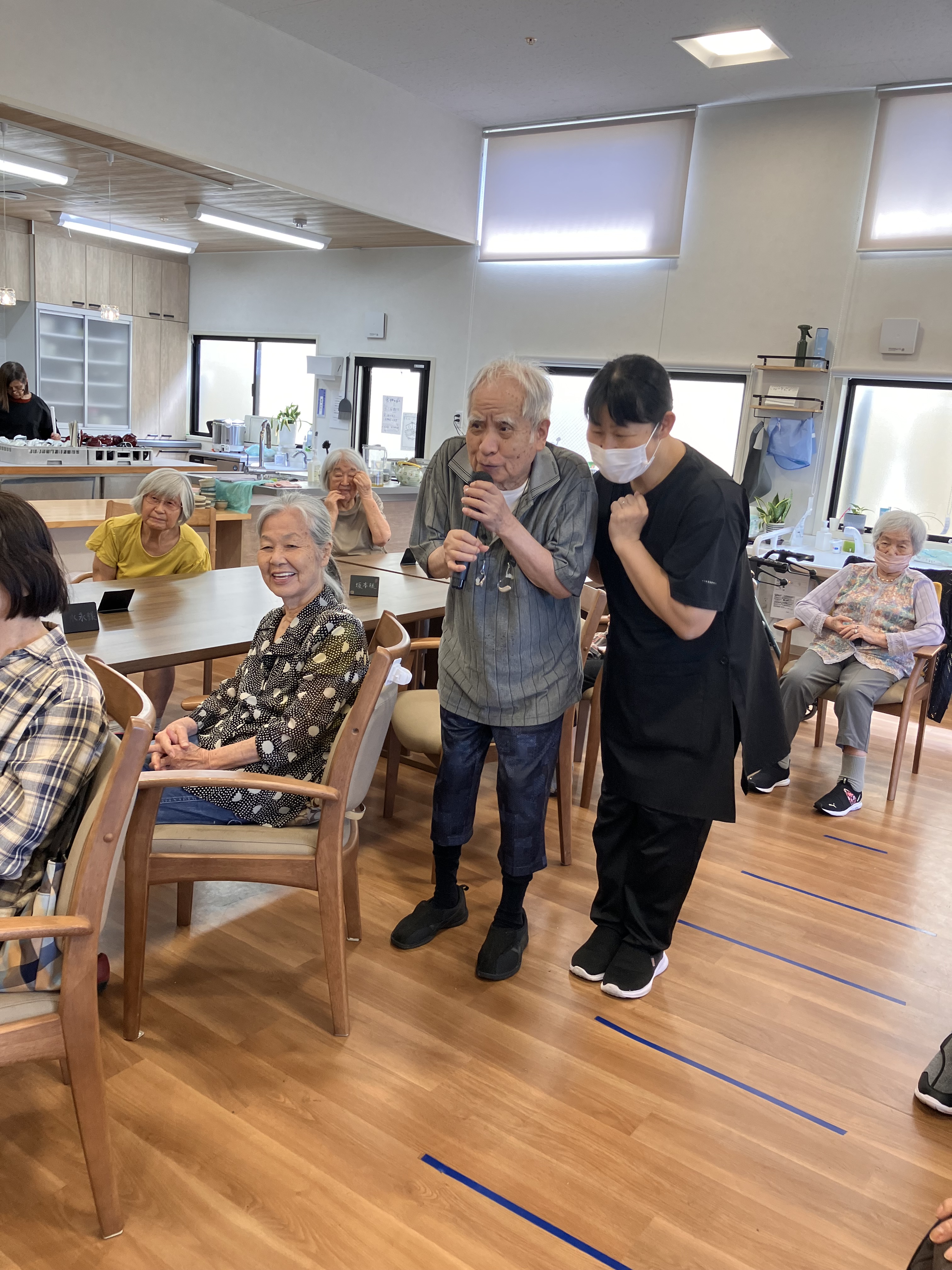 お祝いの言葉を伝える男性高齢者