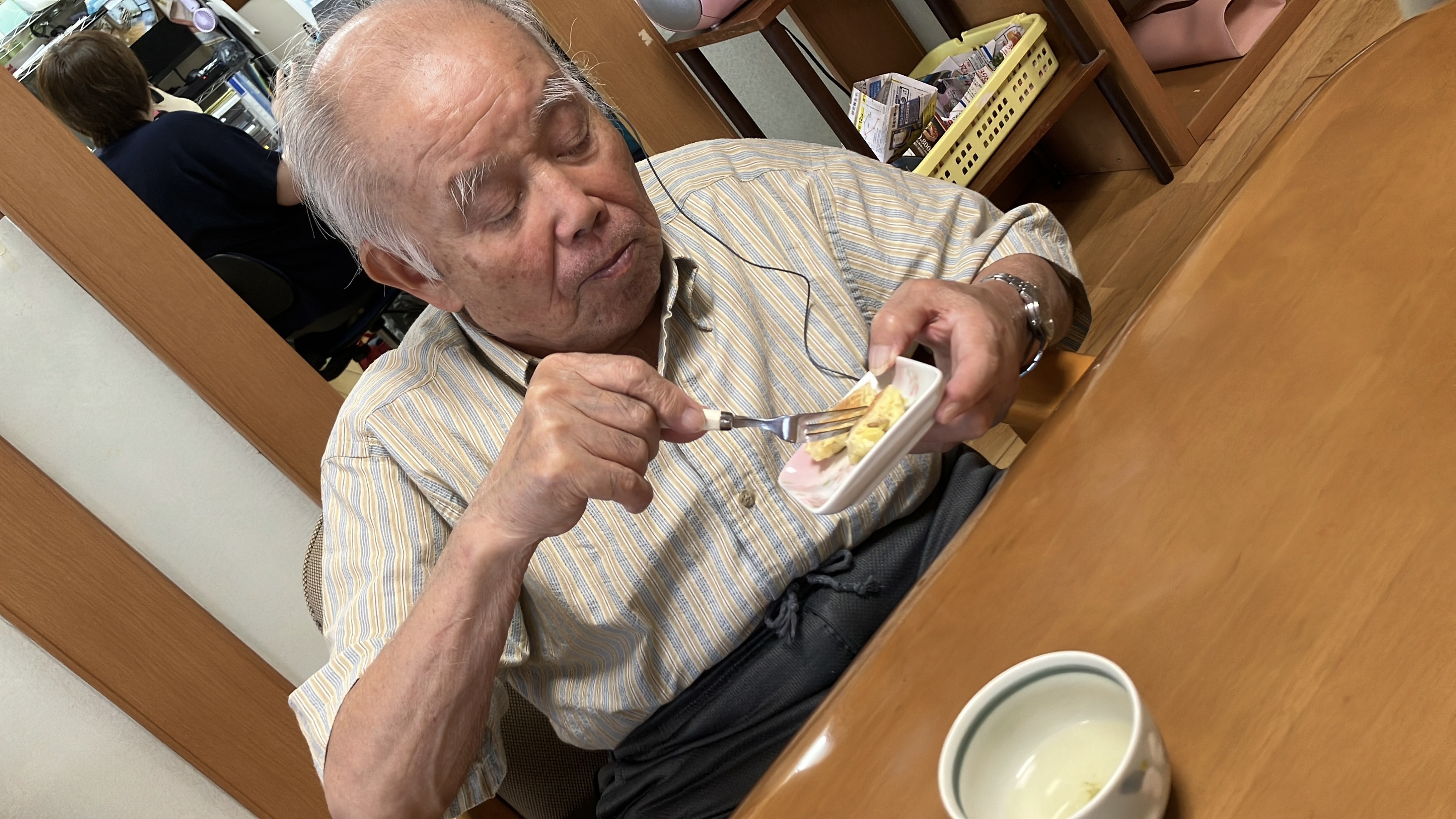 ホットケーキを食べる男性利用者様